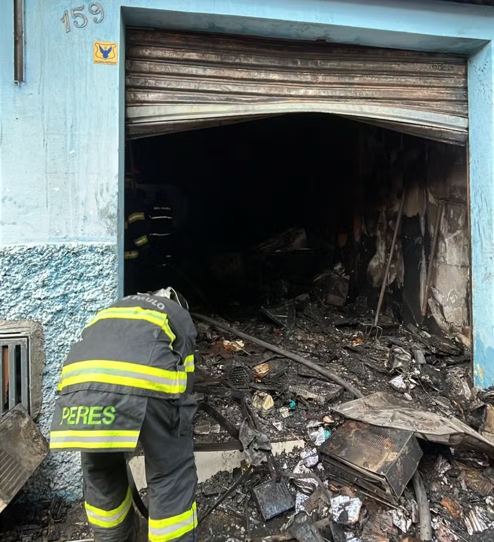 Depósito de materiais eletrônicos fica destruído após incêndio em Aparecida