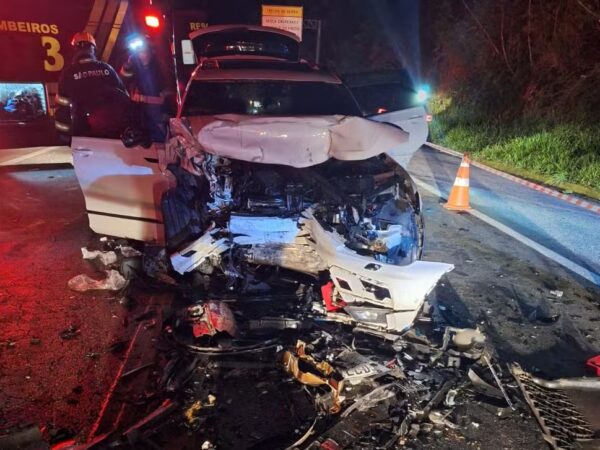 Duas pessoas morrem e nove ficam feridas em acidente entre carros na Floriano Rodrigues Pinheiros, em Pinda