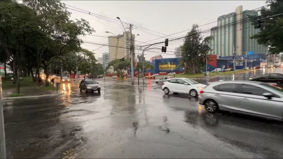 Vale e região seguem em alerta para tempestades com ventos fortes