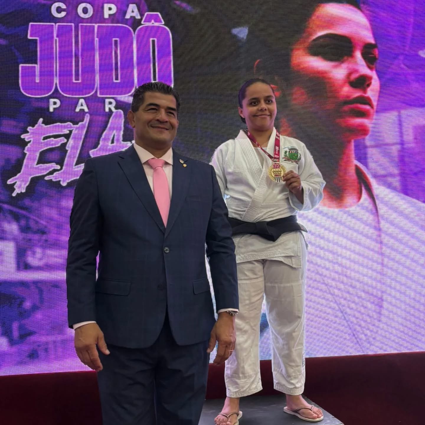 𝐁𝐫𝐞𝐧𝐝𝐚 𝐂𝐞𝐬𝐭𝐚𝐫𝐢, atleta sensei de Canas, 𝐜𝐨𝐧𝐪𝐮𝐢𝐬𝐭𝐚 𝐨𝐮𝐫𝐨 𝐞𝐦 𝐜𝐚𝐦𝐩𝐞𝐨𝐧𝐚𝐭𝐨 𝐞𝐬𝐭𝐚𝐝𝐮𝐚𝐥