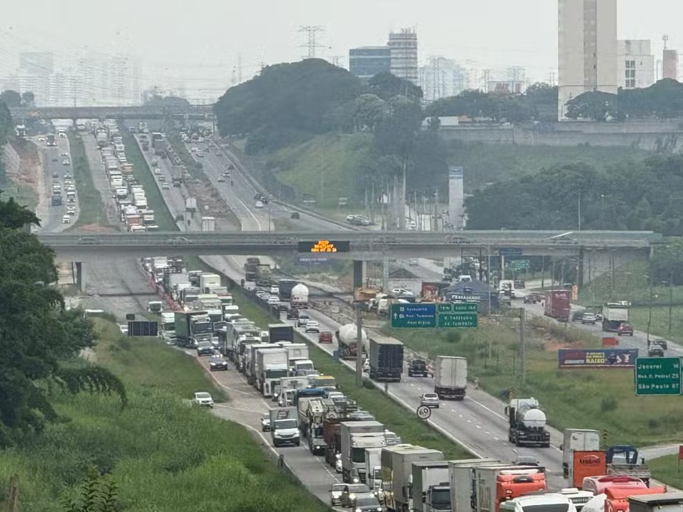 Duas pessoas morrem após queda de moto e atropelamento na Dutra, em São José