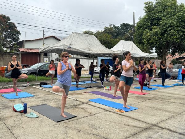 Confira como foi o primeiro encontro do projeto Yoga no Parque