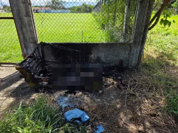 Ossada humana é encontrada dentro de sofá carbonizado em rua de Pinda