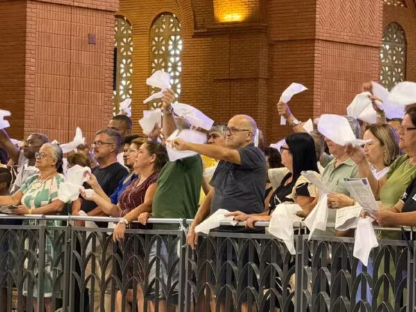 Católicos lotam o Santuário Nacional de Aparecida na Páscoa