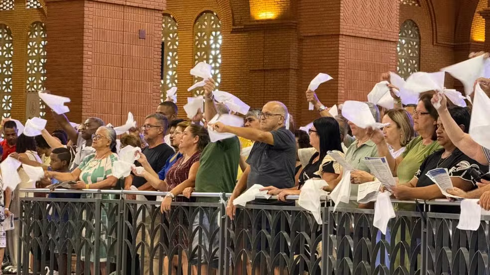 Católicos lotam o Santuário Nacional de Aparecida na Páscoa