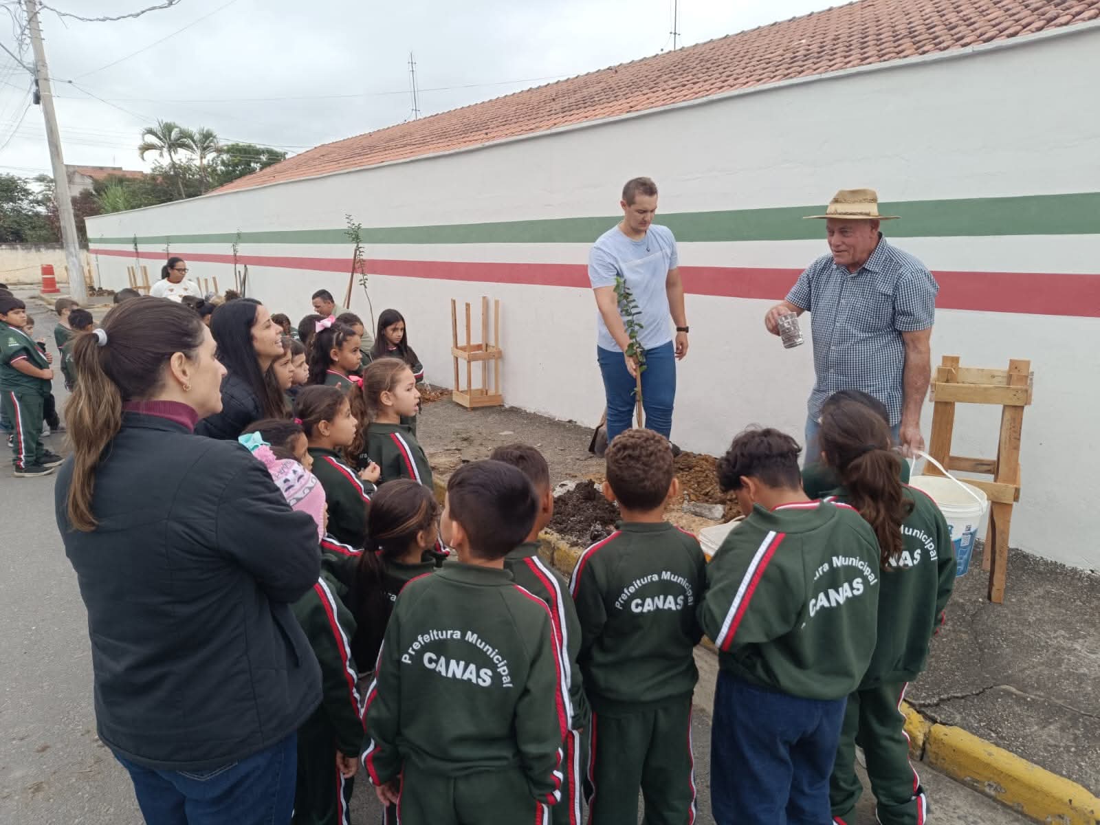 𝐒𝐞𝐦𝐚𝐧𝐚 𝐝𝐨 𝐌𝐞𝐢𝐨 𝐀𝐦𝐛𝐢𝐞𝐧𝐭𝐞 𝐭𝐞𝐦 𝐢𝐧íci𝐨 𝐜𝐨𝐦 𝐩𝐚𝐥𝐞𝐬𝐭𝐫𝐚 𝐞𝐝𝐮𝐜𝐚𝐭𝐢𝐯𝐚 𝐞 𝐩𝐥𝐚𝐧𝐭𝐢𝐨 𝐝𝐞 á𝐫𝐯𝐨𝐫𝐞𝐬 𝐞𝐦 𝐂𝐚𝐧𝐚𝐬