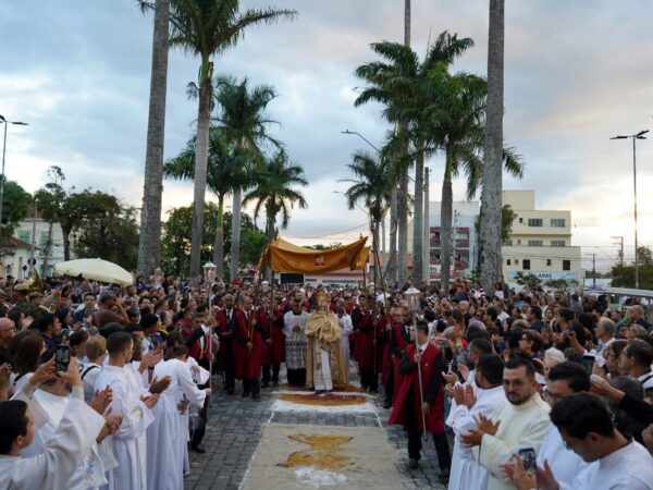 Corpus Christi reúne grande público em Lorena