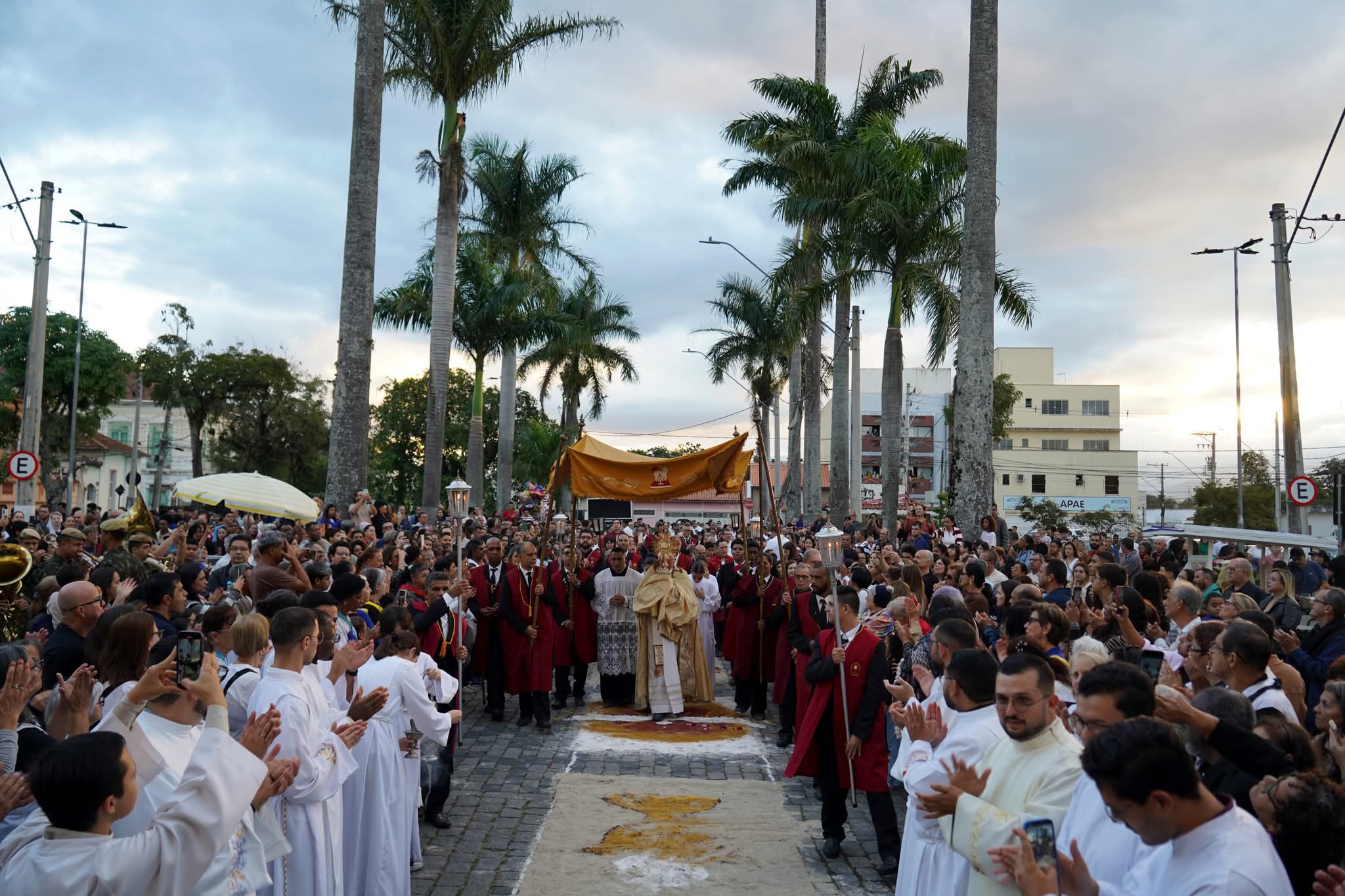 Corpus Christi reúne grande público em Lorena