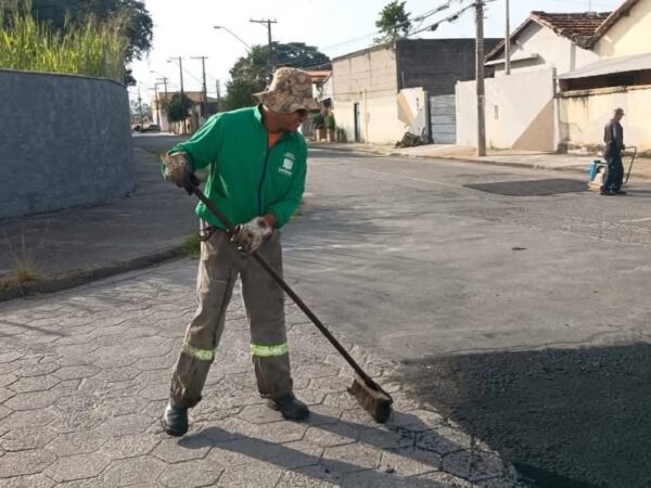 Prefeitura de Lorena realiza operação tapa-buraco em diversos bairros