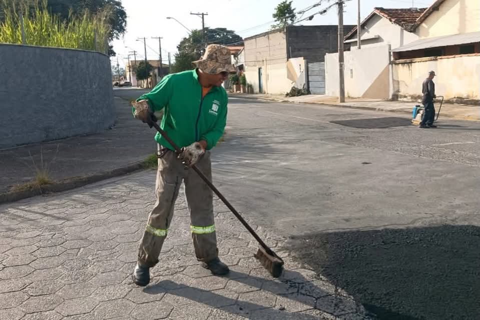 Prefeitura de Lorena realiza operação tapa-buraco em diversos bairros