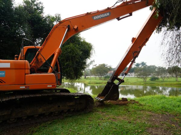 Lagoa do Parque Ecológico Mondesir passa por ação de limpeza, em Lorena