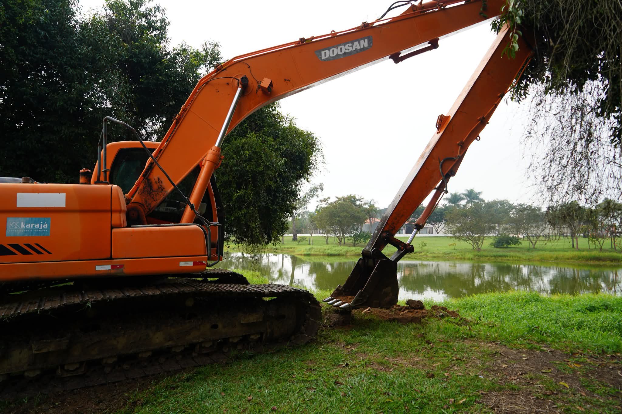 Lagoa do Parque Ecológico Mondesir passa por ação de limpeza, em Lorena