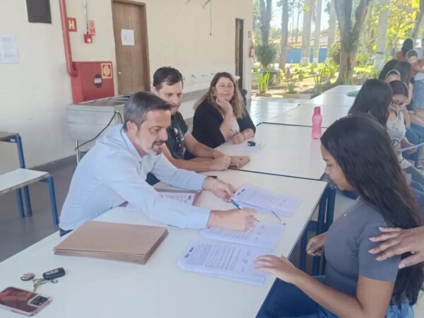 Canas formaliza contratos de estágios dos estudantes convocados