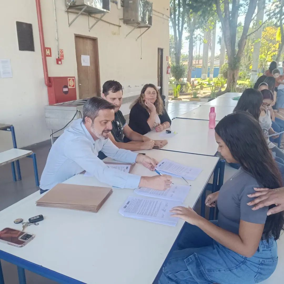 Canas formaliza contratos de estágios dos estudantes convocados