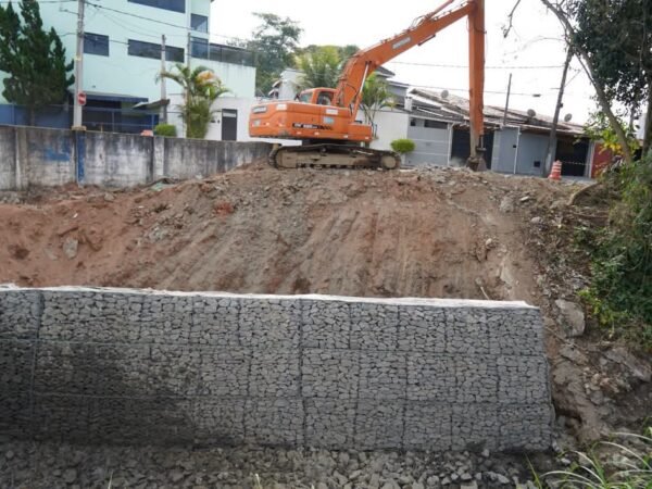 Lorena realiza obras de contenção de barrancos para reforçar a segurança em diferentes pontos da cidade