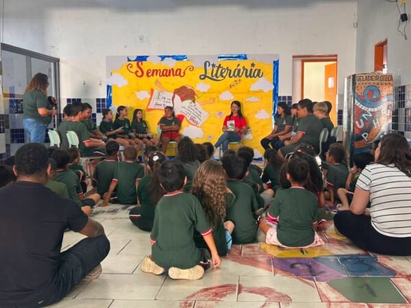 𝐒𝐞𝐦𝐚𝐧𝐚 𝐋𝐢𝐭𝐞𝐫á𝐫𝐢𝐚 𝐭𝐫𝐚𝐧𝐬𝐟𝐨𝐫𝐦𝐚 𝐥𝐞𝐢𝐭𝐮𝐫𝐚 𝐞𝐦 𝐝𝐢á𝐥𝐨𝐠𝐨 𝐧𝐚 𝐄𝐌𝐄𝐅 𝐒𝐚𝐧𝐭𝐚 𝐓𝐞𝐫𝐞𝐳𝐢𝐧𝐡𝐚