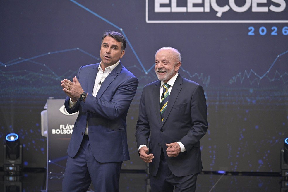 Lula e Flávio Bolsonaro participam do 1⁰ debate do 2⁰ turno das eleições presidenciais