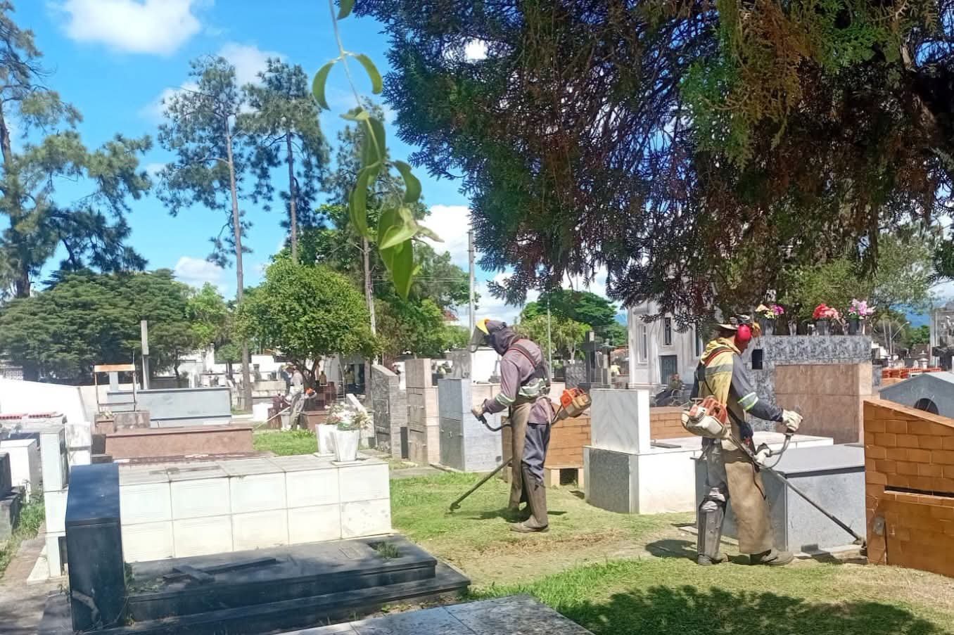 Prefeitura realiza limpeza e manutenção do Cemitério Municipal e entorno