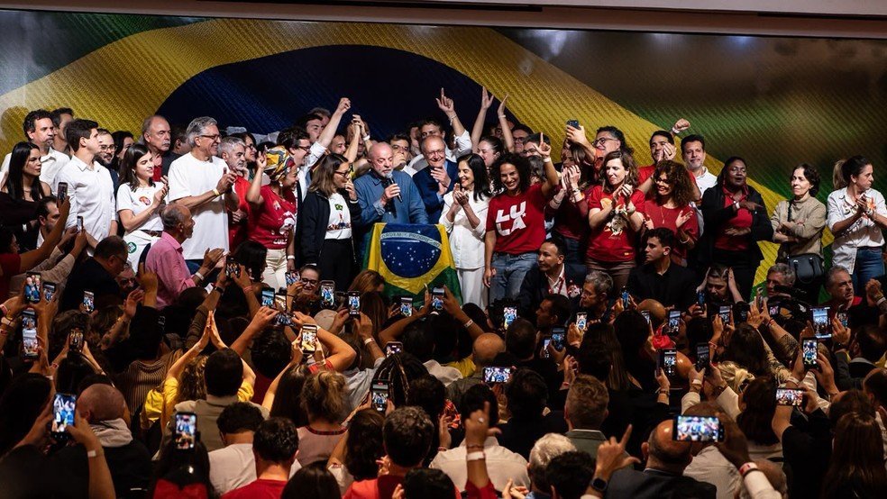Lula conquista quarto mandato e derrota Flávio Bolsonaro
